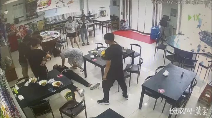“生死2分钟”!河北一饭店出现惊险一幕…… “生死2分钟”!河北一饭店出现惊险一幕……