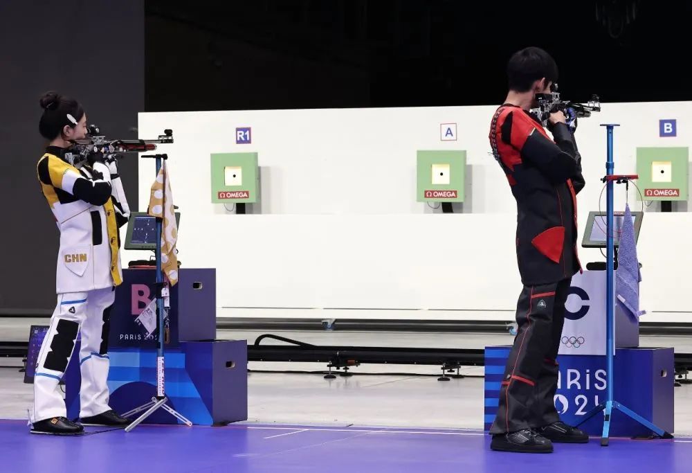 中国组合黄雨婷/盛李豪摘得巴黎奥运会首金