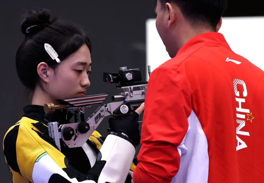 中国组合黄雨婷/盛李豪摘得巴黎奥运会首金