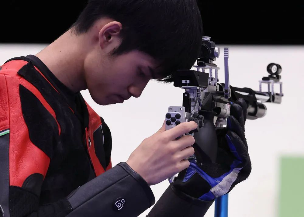 中国组合黄雨婷/盛李豪摘得巴黎奥运会首金