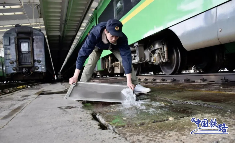 门窗紧闭的高铁车厢里，为什么空气还能这么清新？