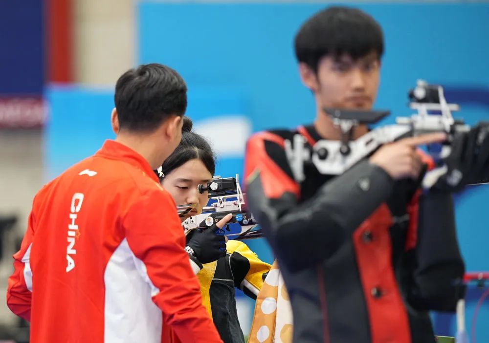 中国组合黄雨婷/盛李豪摘得巴黎奥运会首金