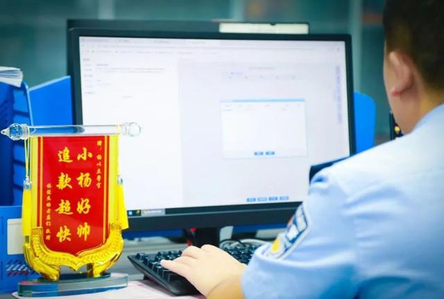 帅!他仅凭1张“输液照片”找出嫌疑人 …… 帅!他仅凭1张“输液照片”找出嫌疑人 ……