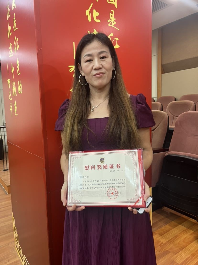 太勇敢！广州靓姐徒手救下被挟持女子