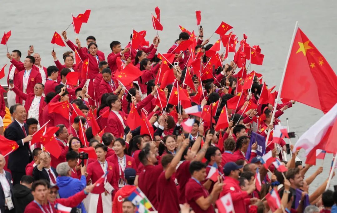 “迎面而来的是中国代表团！”这一刻，五星红旗，闪耀塞纳河！