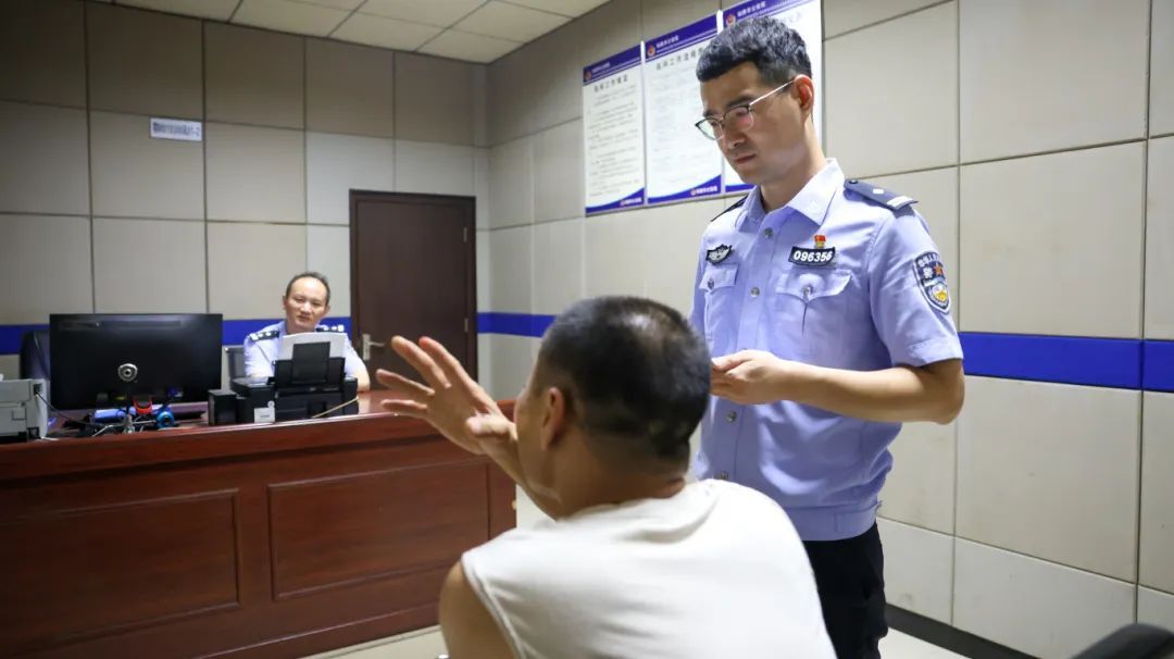 开车打赤膊被罚？3人网传“篡改罚单”领罚