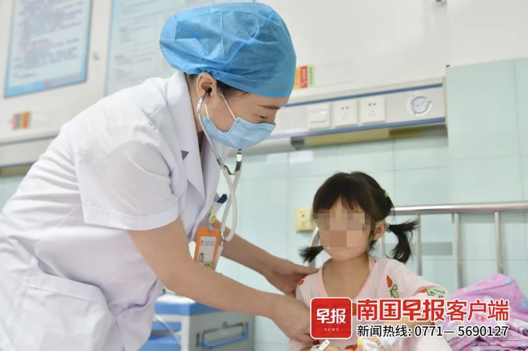 暑期不少儿童因玩水、游泳等患上中耳炎，医生提醒→