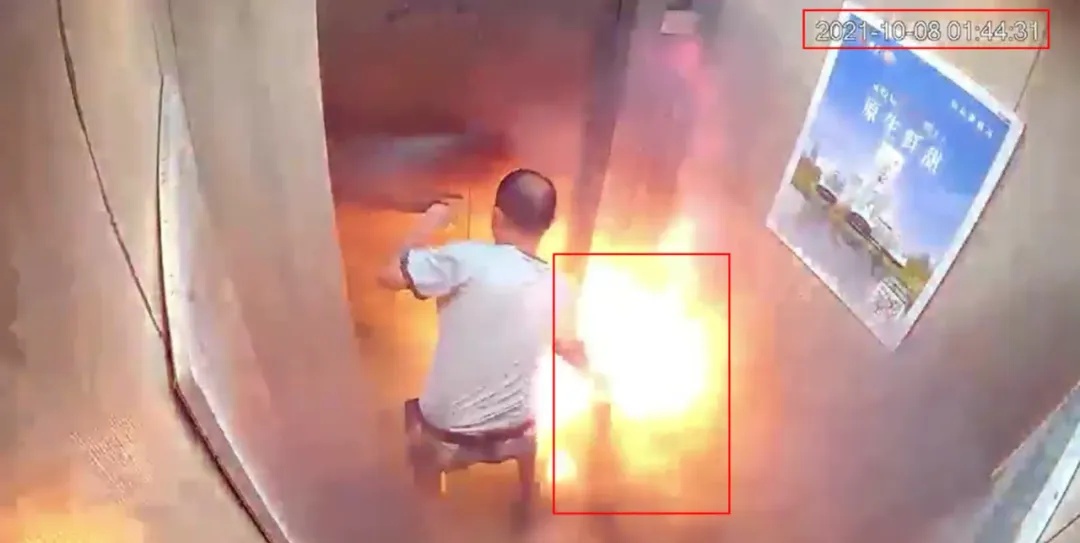 短短几秒，火光吞噬电梯！