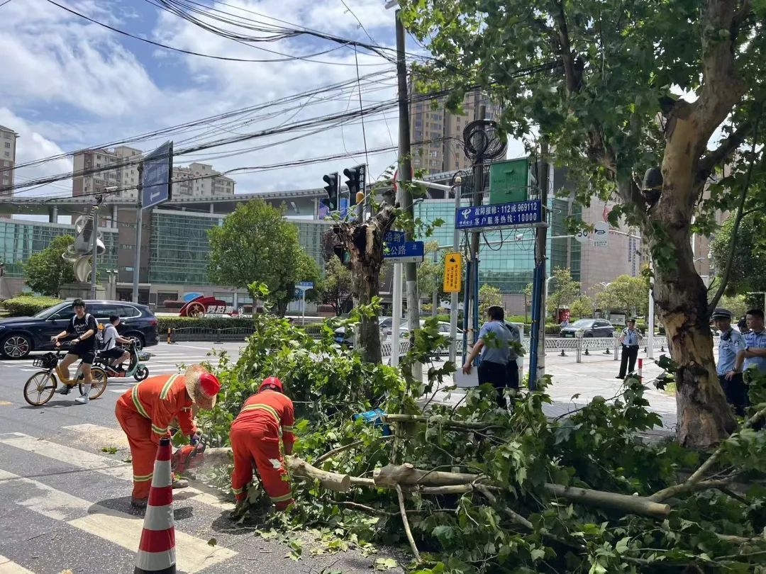 事发上海街头！一“闪送”小哥被砸身亡！紧急提醒：今天外出需特别注意→