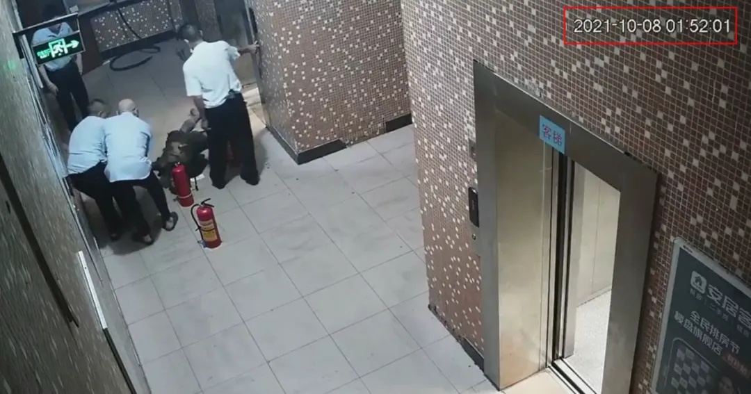 短短几秒，火光吞噬电梯！