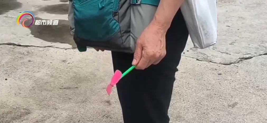 飞来横祸！阿姨眼睛受伤缝4针，是这个玩具导致