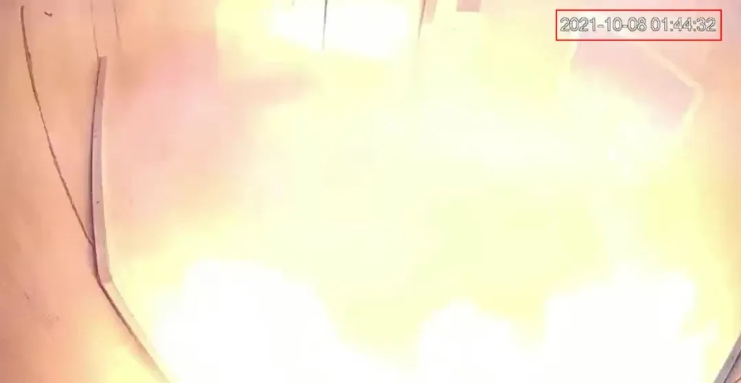 短短几秒，火光吞噬电梯！