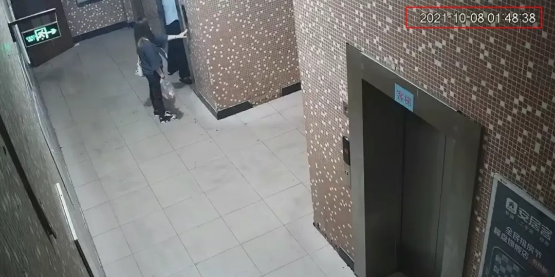 短短几秒，火光吞噬电梯！