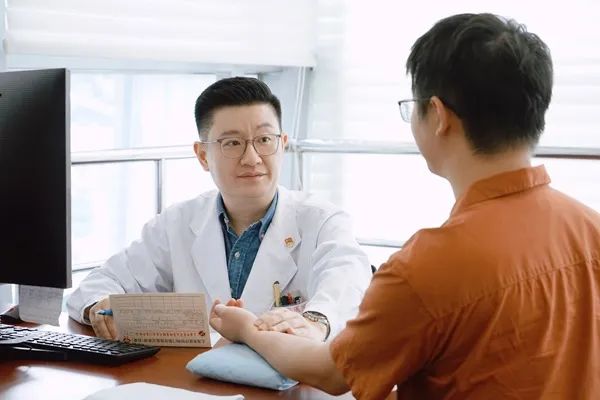 感冒药吃出肝损伤?中药和西药,谁更伤肝?答案是这样→ 感冒药吃出肝损伤?中药和西药,谁更伤肝?答案是这样→