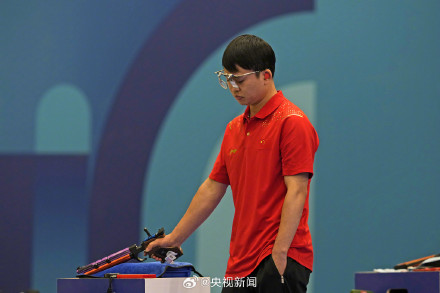 好样的！谢瑜单手插兜夺金