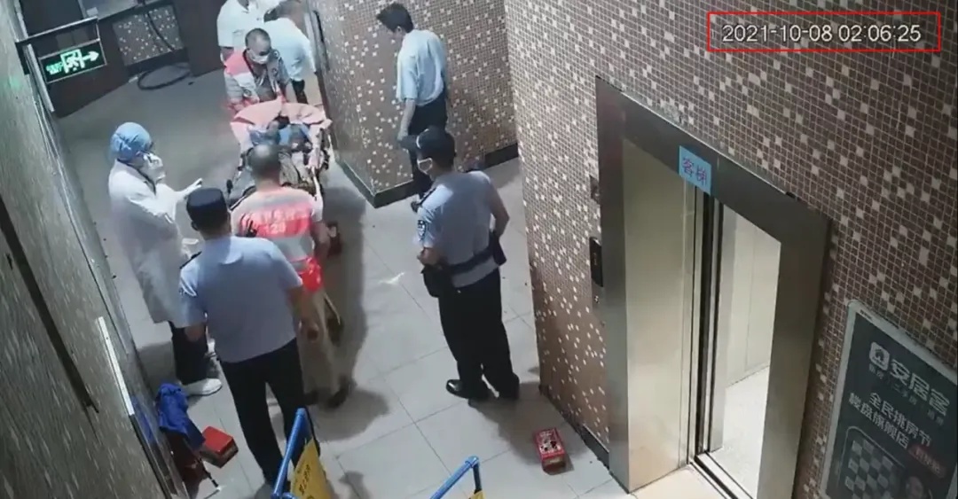 短短几秒，火光吞噬电梯！