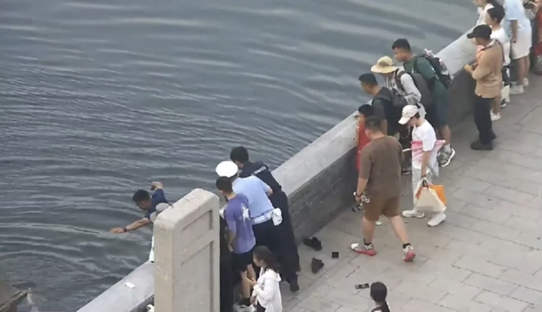 游客在故宫外不慎落水，一抹蓝色身影挺身而出！