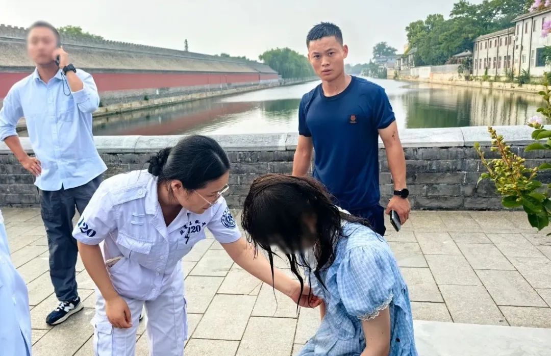 游客在故宫外不慎落水，一抹蓝色身影挺身而出！