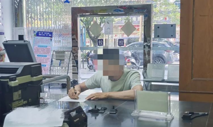 糊涂父亲一时心软,路人看了顿时心慌…… 糊涂父亲一时心软,路人看了顿时心慌……