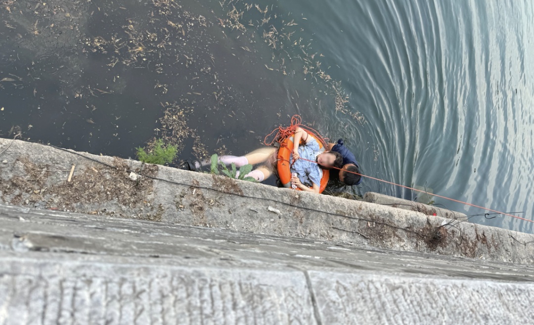 游客在故宫外不慎落水，一抹蓝色身影挺身而出！