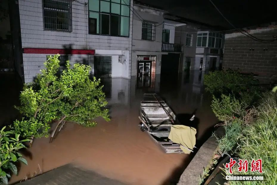 8个村子因暴雨失联,10个救援小组徒步挺进失联村庄 8个村子因暴雨失联,10个救援小组徒步挺进失联村庄