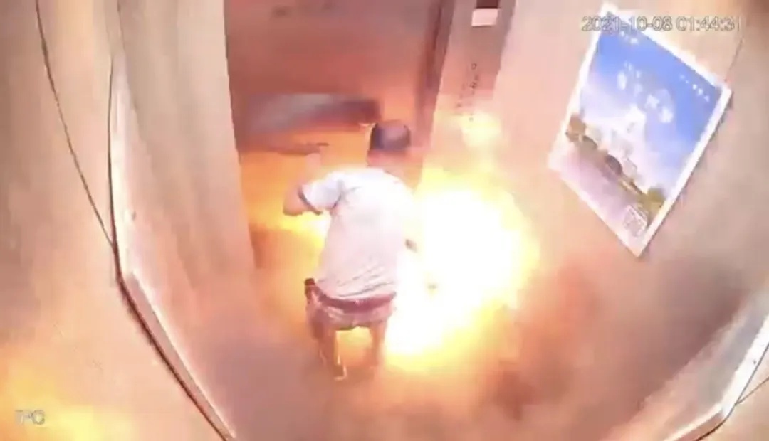 短短3秒,电梯内瞬间爆燃!法院判了 短短3秒,电梯内瞬间爆燃!法院判了