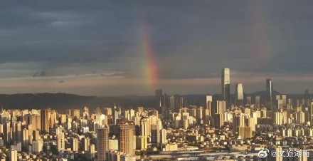 双彩虹+火烧云,暴雨过后的长沙天空惊现奇幻景象 双彩虹+火烧云,暴雨过后的长沙天空惊现奇幻景象