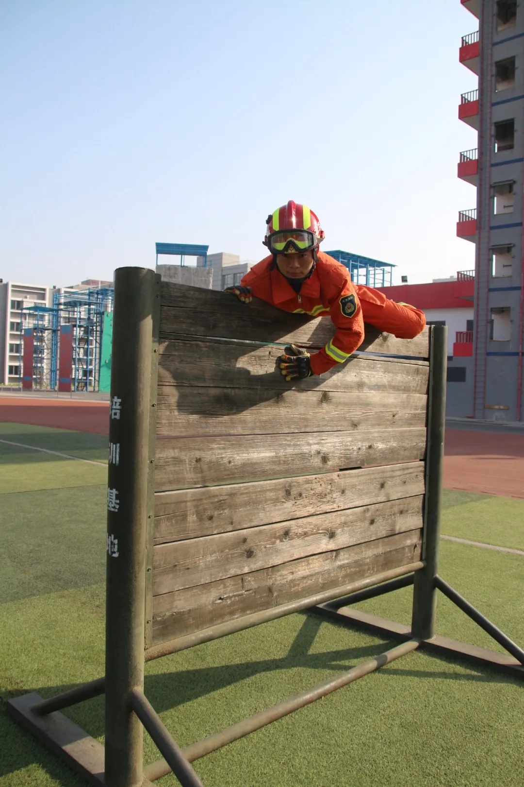 游客在故宫外不慎落水，一抹蓝色身影挺身而出！