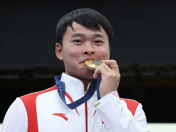 谢瑜：踹掉一个就好