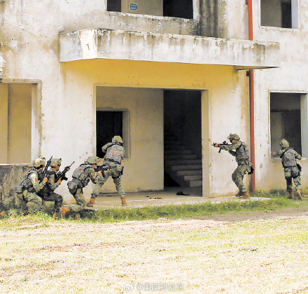 “和平团结-2024”联合演习中方参演部队抵达演习地域展开适应性训练