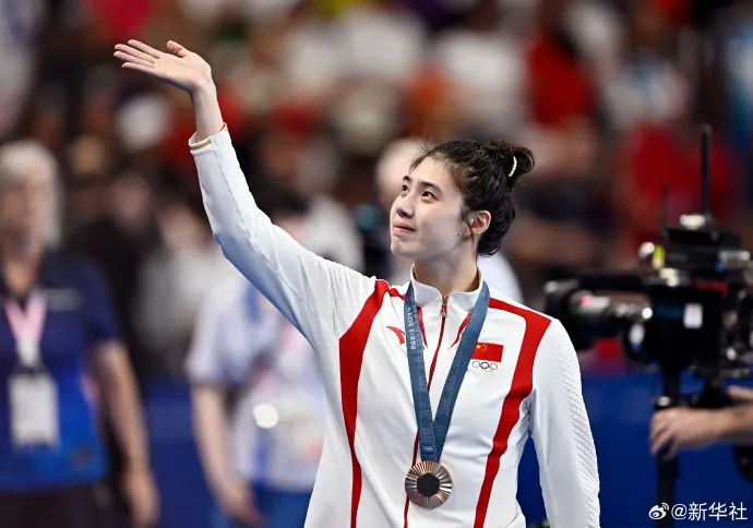 张雨霏哭了,摘铜后一幕冲上热搜 张雨霏哭了,摘铜后一幕冲上热搜