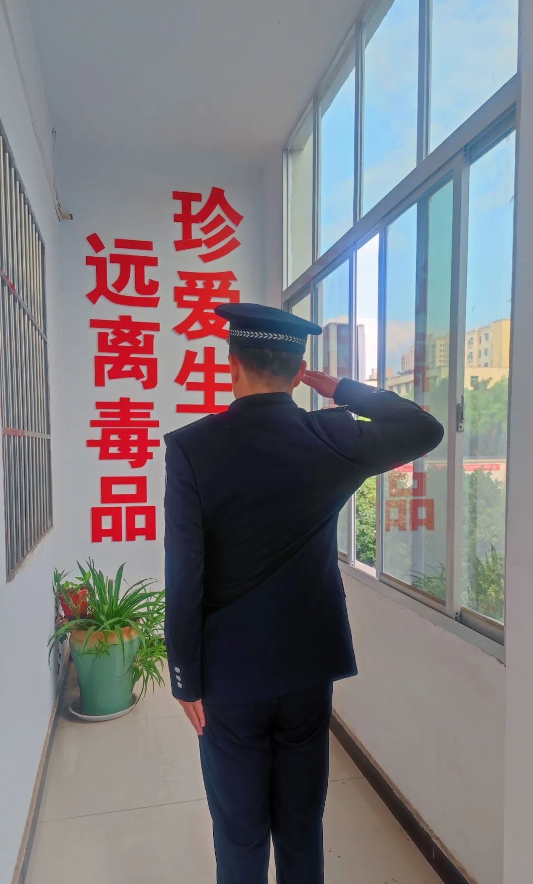 他与毒贩约定交易,进门后发现桌上摆着手枪和匕首…… 他与毒贩约定交易,进门后发现桌上摆着手枪和匕首……