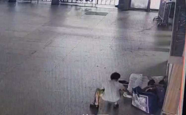 男子趁人熟睡盗窃手机 落网后竟称手机是捡的