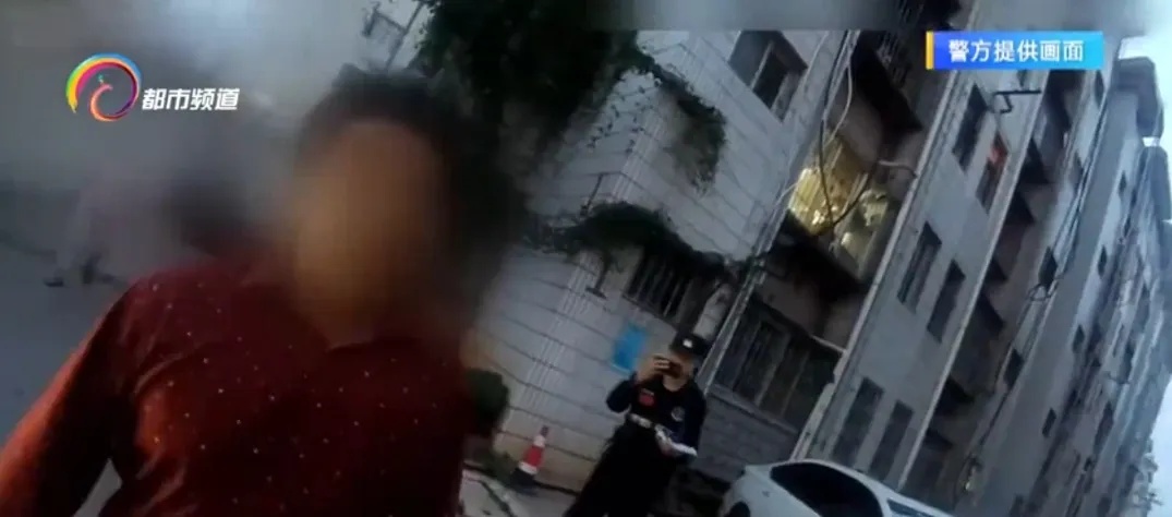 男童带一沓钱独自外出购物,老板:赶快报警找家长! 男童带一沓钱独自外出购物,老板:赶快报警找家长!