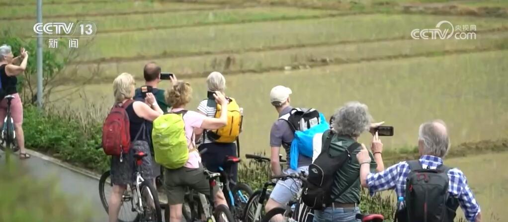 免签政策扩大 更多外国人来华感受生动、温暖、烟火气的中国 免签政策扩大 更多外国人来华感受生动、温暖、烟火气的中国