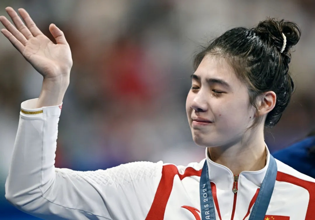 张雨霏哭了,摘铜后一幕冲上热搜 张雨霏哭了,摘铜后一幕冲上热搜