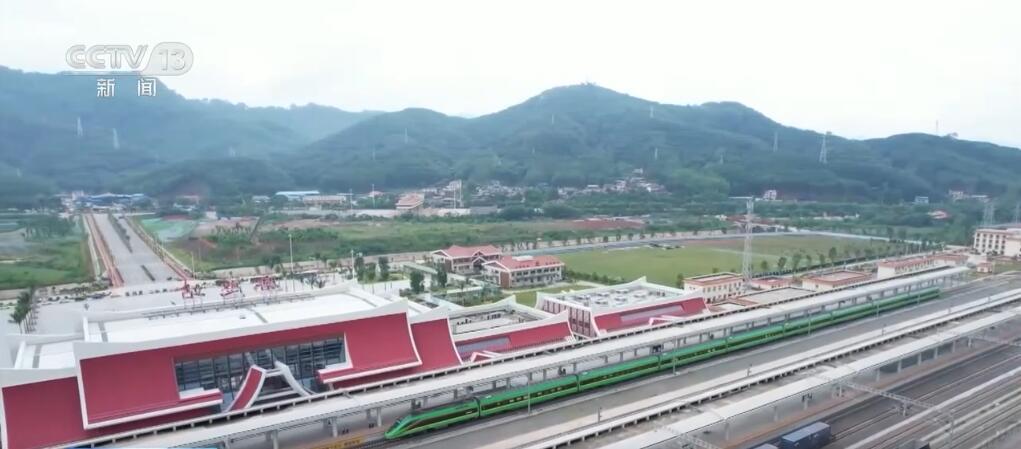 免签政策扩大 更多外国人来华感受生动、温暖、烟火气的中国 免签政策扩大 更多外国人来华感受生动、温暖、烟火气的中国