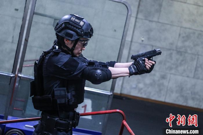 “巾帼须眉”齐上阵 直击上海特警“特战精英挑战赛”