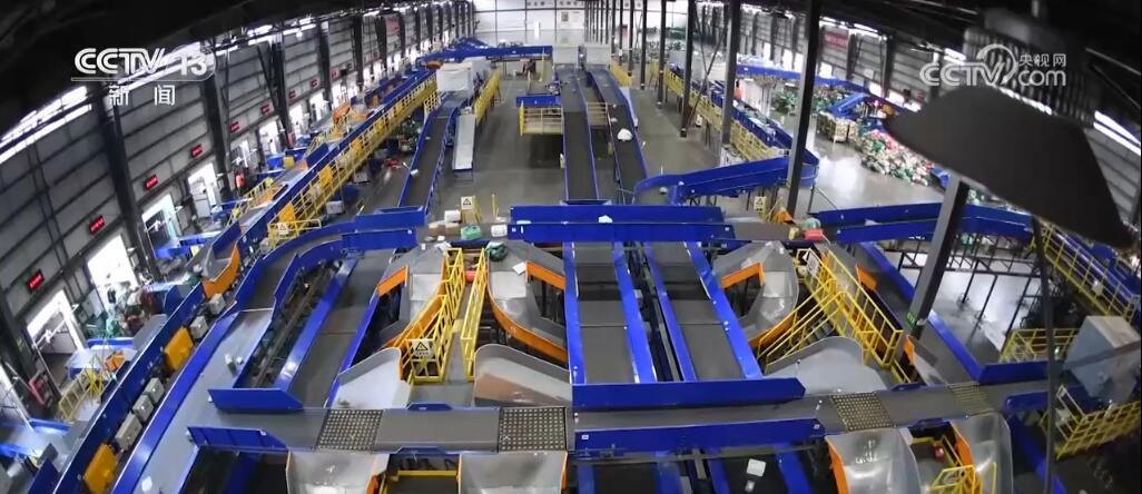 打通千城百业、贯通供需两端 快递“小包裹”推动经济“大发展”