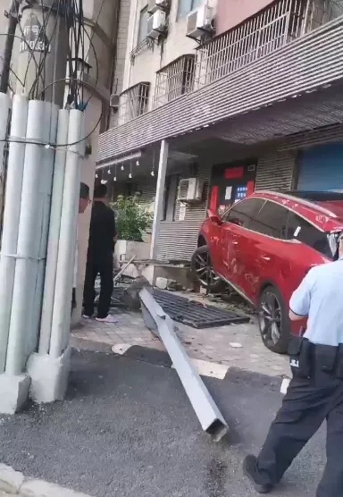 事发上海市区！一辆新能源SUV冲进小区