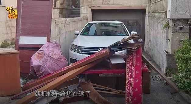 受不了!自家车库多次被邻居停车堵门,邻居的话让人意想不到… 受不了!自家车库多次被邻居停车堵门,邻居的话让人意想不到…
