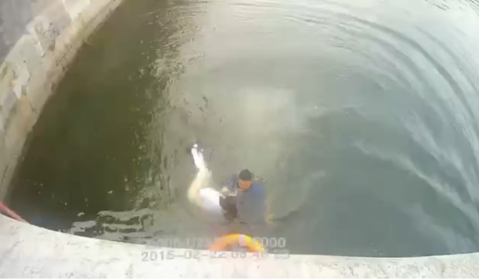 游客在故宫外不慎落水，一抹蓝色身影挺身而出！
