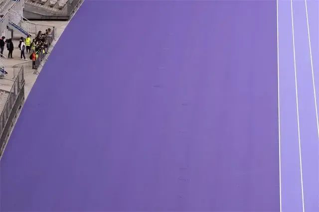 为什么巴黎奥运会的跑道是紫色的？