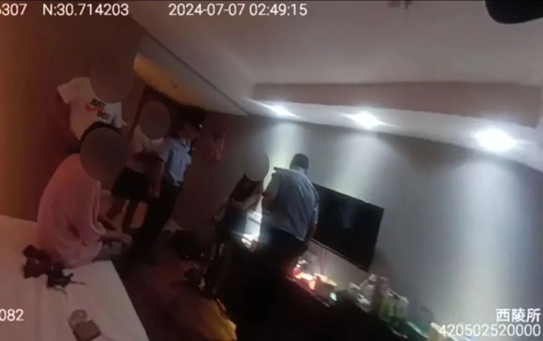00后女生相约酒店寻“开心”？民警：抓！