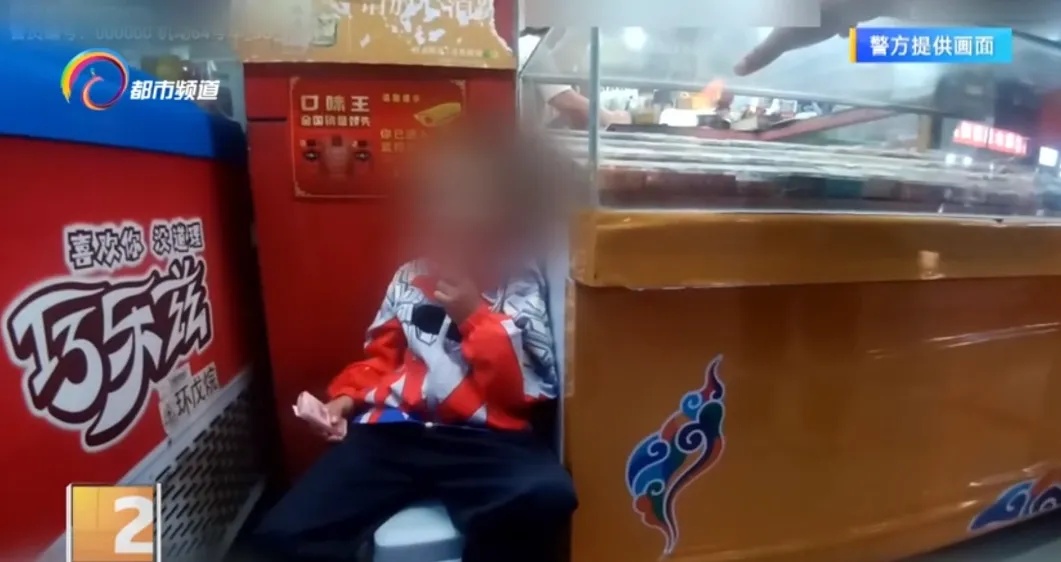 男童带一沓钱独自外出购物,老板:赶快报警找家长! 男童带一沓钱独自外出购物,老板:赶快报警找家长!