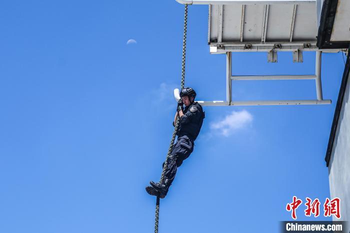 “巾帼须眉”齐上阵 直击上海特警“特战精英挑战赛”