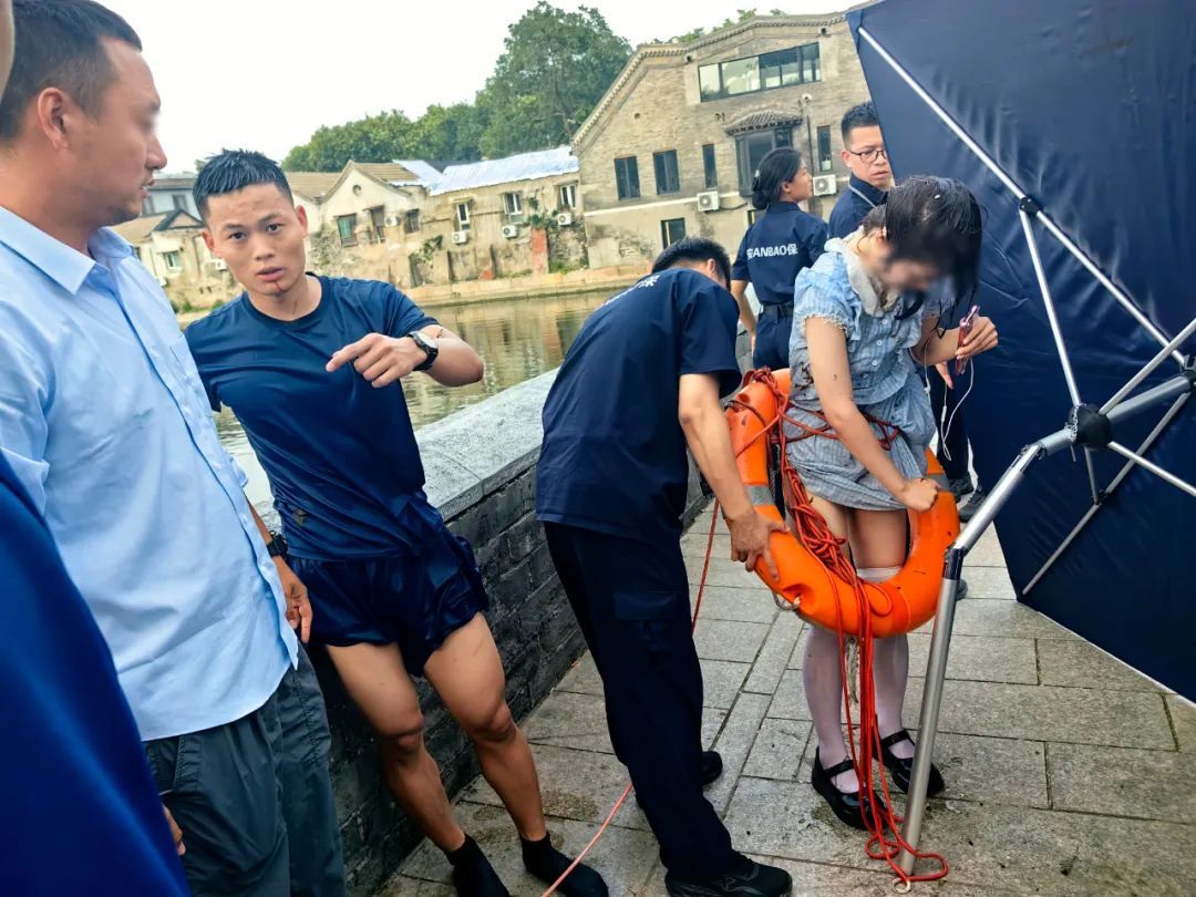 游客在故宫外不慎落水，一抹蓝色身影挺身而出！