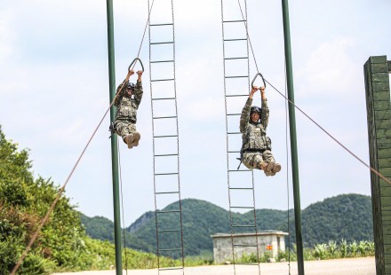 不服“暑”!直击武警官兵野外驻训 不服“暑”!直击武警官兵野外驻训