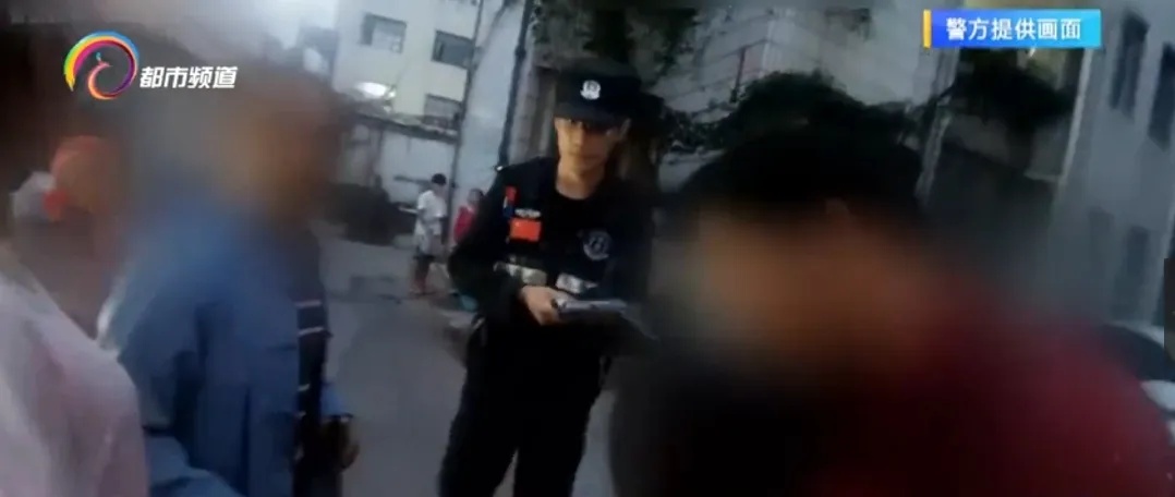 男童带一沓钱独自外出购物,老板:赶快报警找家长! 男童带一沓钱独自外出购物,老板:赶快报警找家长!