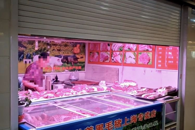 白色荧光灯照得老板娘满面红光，“生鲜灯”为何禁而不止